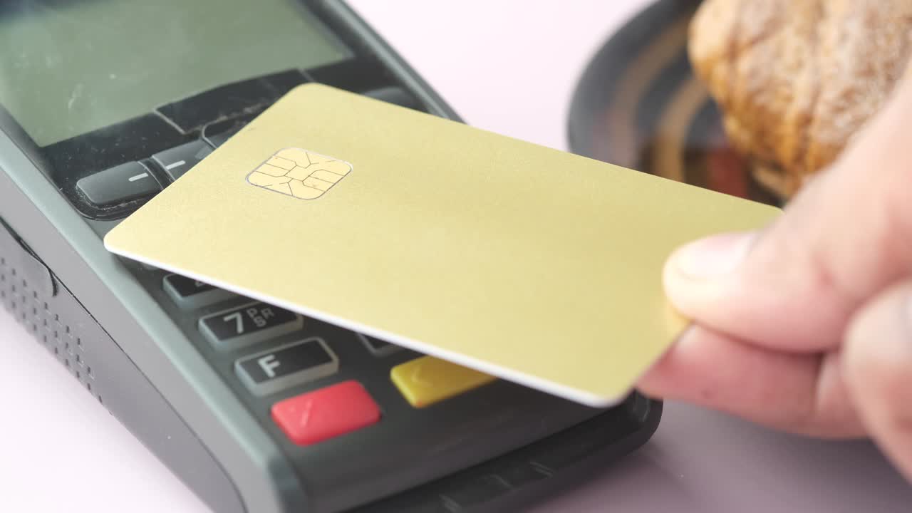 concepto de pago sin contacto con un joven que paga con tarjeta de crédito