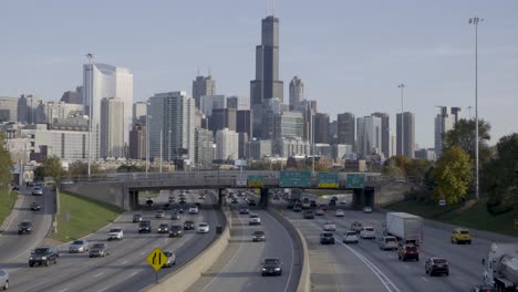 Diese-Weitwinkelaufnahme-Wurde-Mit-Einer-Statischen-Kamera-Aufgenommen-Und-Zeigt-Die-Geschäftige-Skyline-Von-Chicago-An-Einem-Sonnigen-Tag