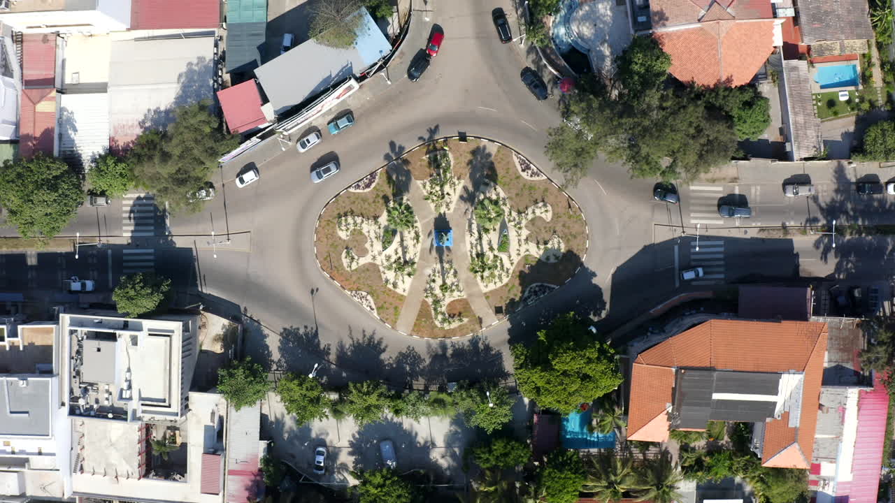 앙골라 아프리카 루안다의 순환 도로 위에서 느린 교통의 위상.