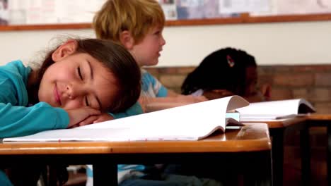 Linda-Niña-Durmiendo-En-El-Escritorio-Durante-La-Clase