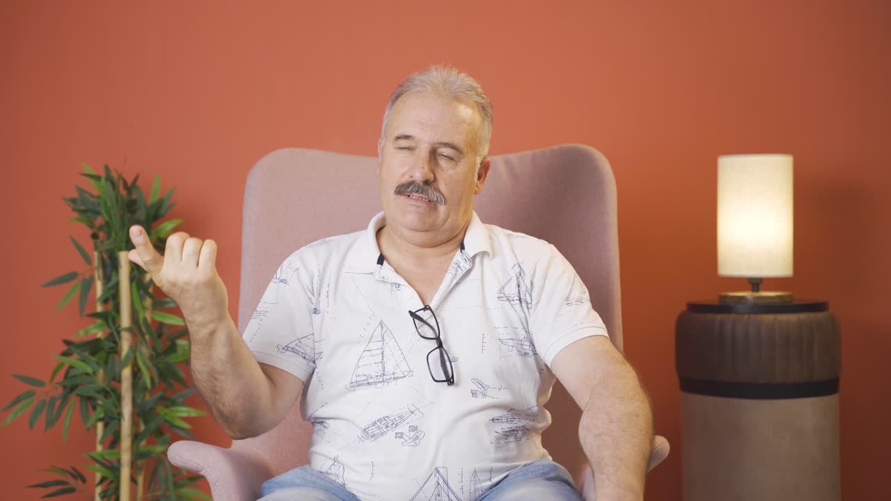 un anciano mostrando su mente a la cámara.