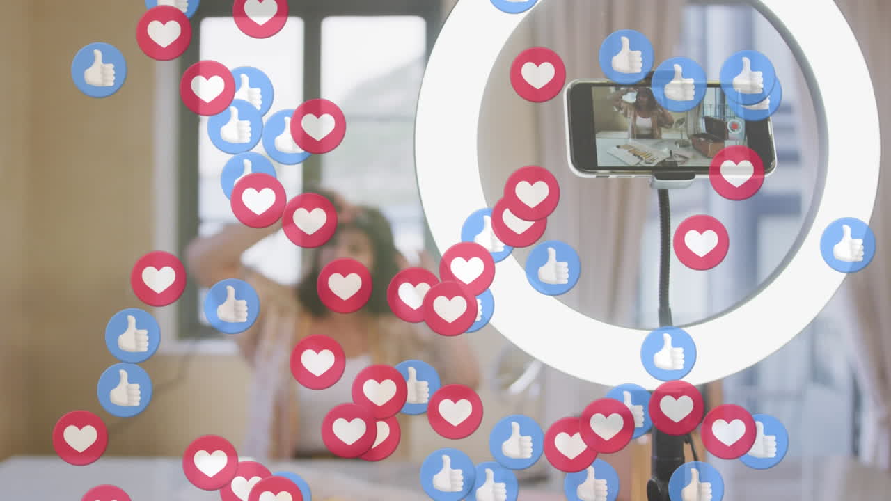 사랑의 애니메이션과 아이콘, 링 라이트와 여성 블로거 집에서 스마트폰에서 블로그를 녹화