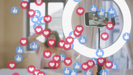animación de amor y como iconos, luz de anillo y vlogger femenino grabación de vlog en el teléfono inteligente en casa