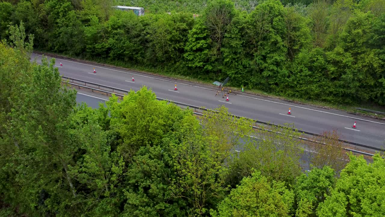드론이 상승하고 앞으로 기울어져 a2 이중 차도에서 이동하는 차량이 드러납니다.