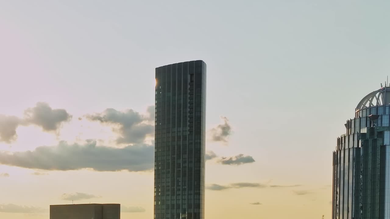 Vista aerea di edifici cittadini durante il tramonto negli Stati Uniti