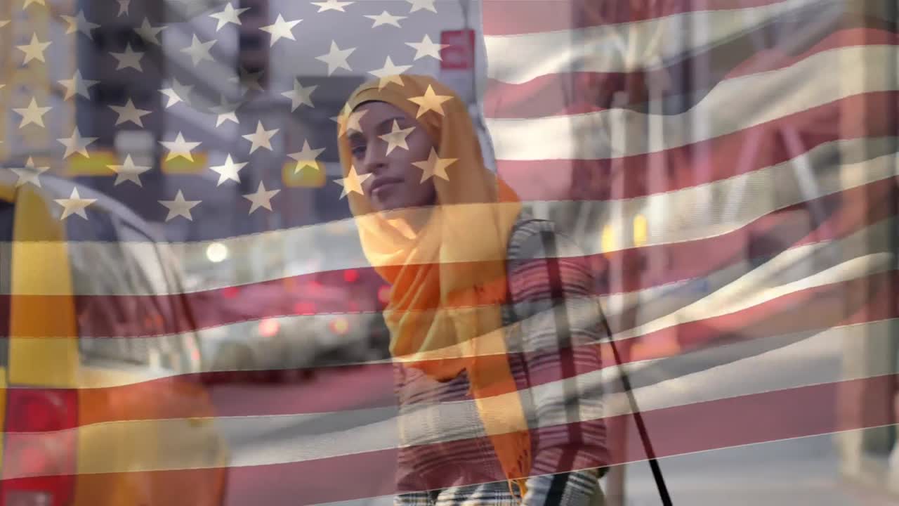animación de la bandera estadounidense ondeando sobre una mujer con hijab usando un teléfono inteligente y comprobando la hora