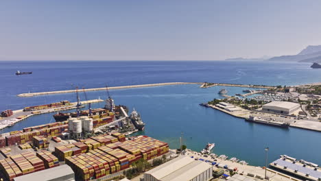 Antalya-Türkei-Antenne-V43-Schwenkansicht-überführungswerft-In-Liman-Sb-Konyaaltı-Mit-Handelsschiffen,-Die-Am-Hafen-Angedockt-Sind,-Und-Logistischen-Versandlagern-–-Gedreht-Mit-Mavic-3-Cine-–-Juli-2022