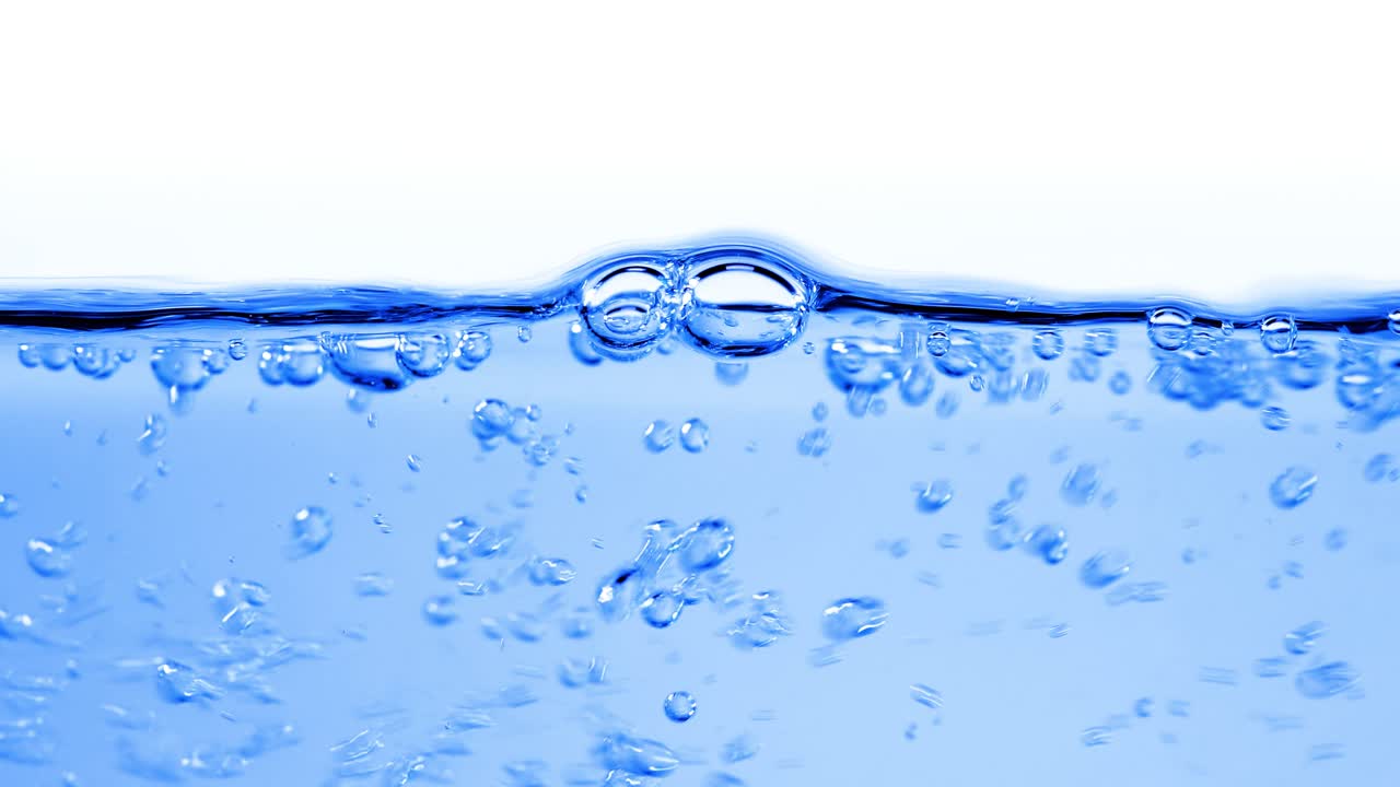 물 속의 많은 거품이 가까이에서, 느린 움직임의 거품과 함께 추상적인 물 파동