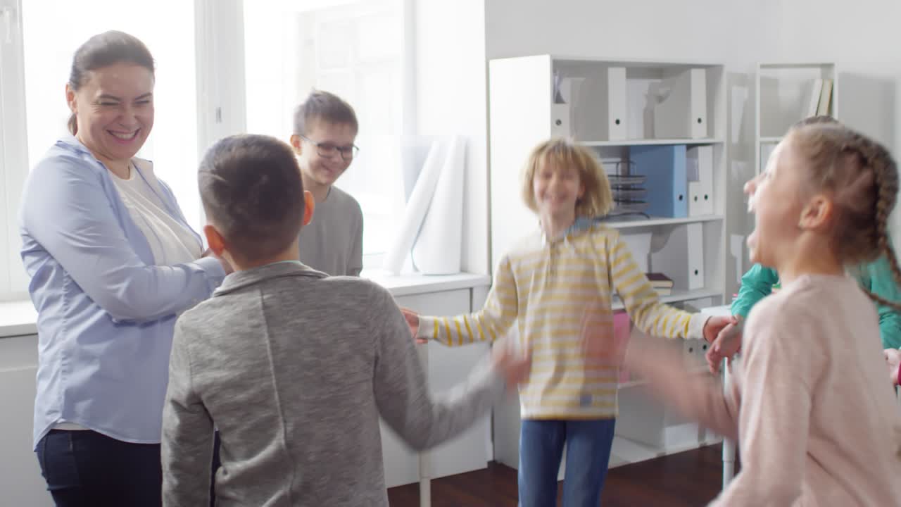 дети играют в аплодисменты с учителем.