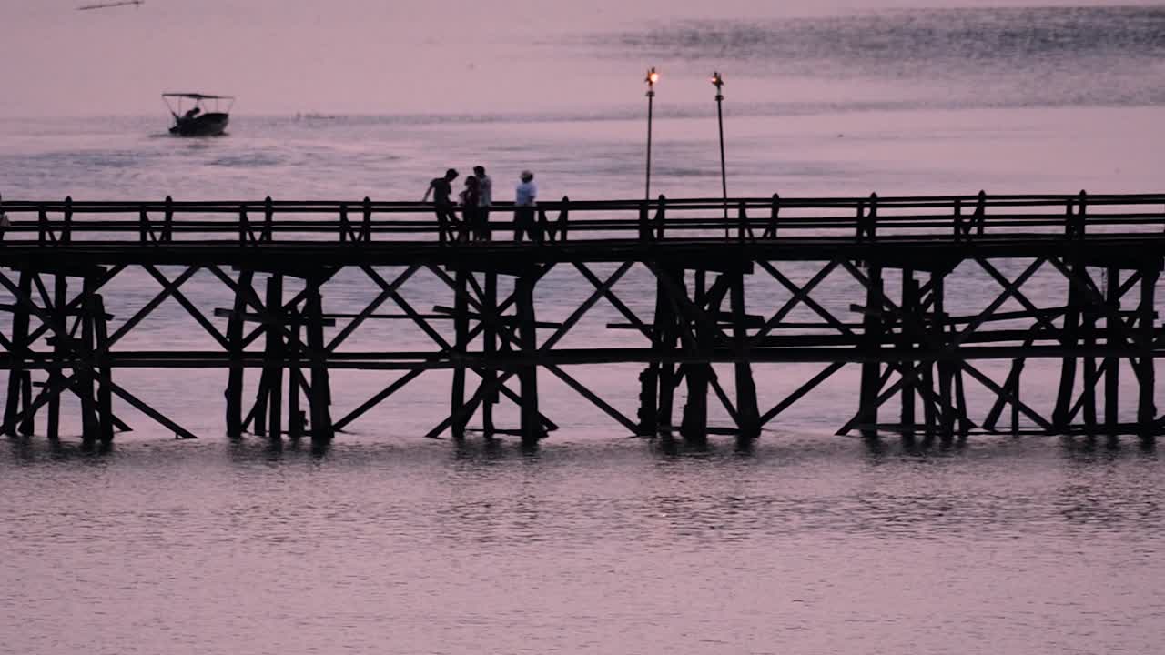 мост мон - старый деревянный мост, расположенный в сангкла, таиланд