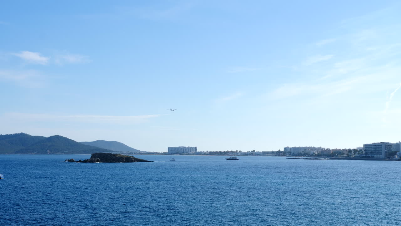 은 여름날에 착륙하는 비행기와 함께 이비자 시티 베이