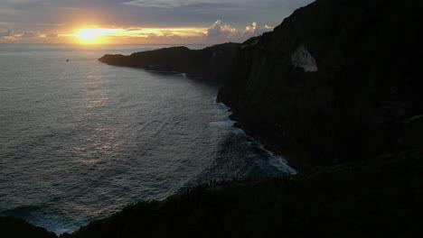 Puesta-Del-Sol-Descender-Detrás-Del-Acantilado-De-Piedra-Caliza-Kelingking