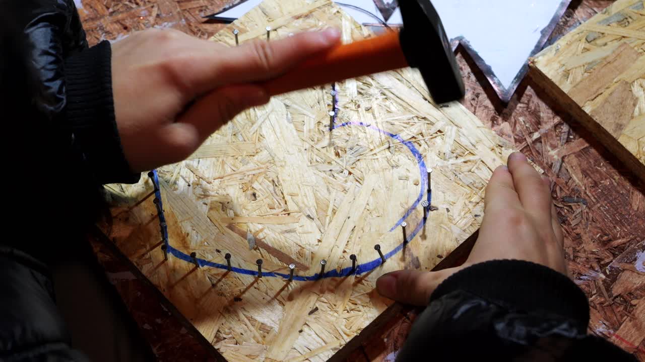 크리스마스 워크: 아이들이 모양을 그려서 망치로 못을 는다.