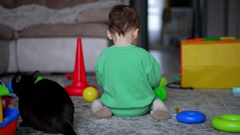 bebé jugando con juguetes