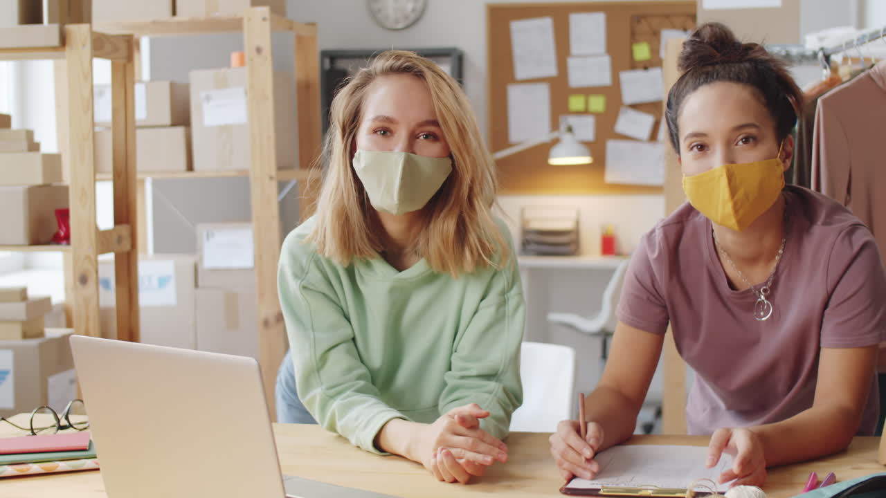 две женщины, работающие вместе в небольшом бизнесе