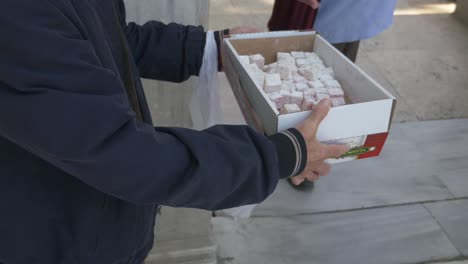delicias turcas vendidas por un vendedor callejero