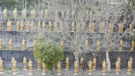 Schiebeansicht-Der-Spektakulären-Goldenen-Buddhistischen-Skulpturen-Im-Hushan-Tempel-In-Der-Stadt-Douliu,-Taiwan