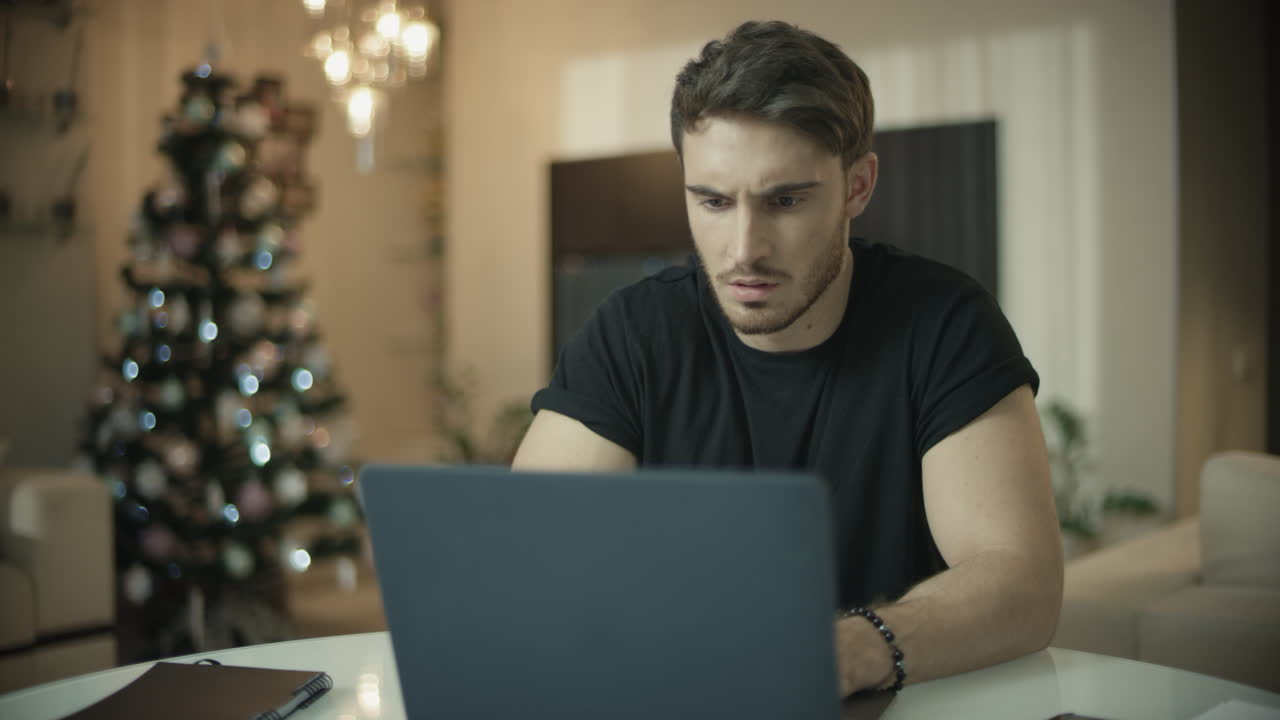 hombre frustrado trabajando en una computadora portátil en casa. chico molesto tiene problemas