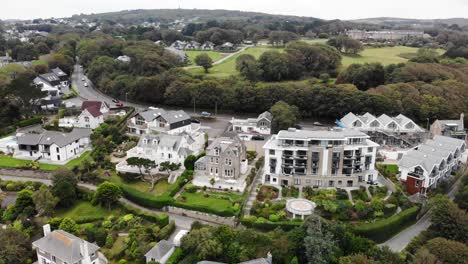 ripresa aerea verso il basso di grandi hotel a st ives cornovaglia inghilterra