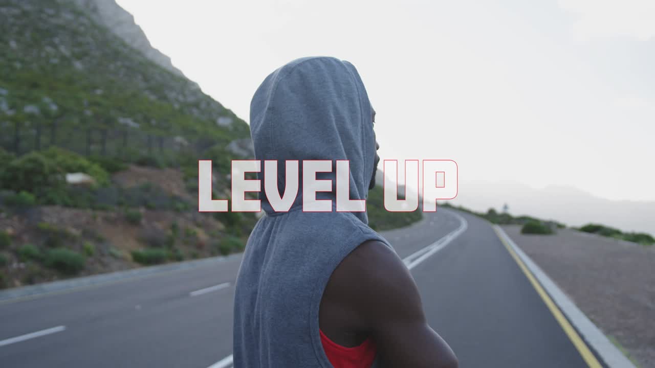 animación de las palabras nivelado en blanco sobre el hombre haciendo ejercicio en el camino de la montaña tomando un descanso