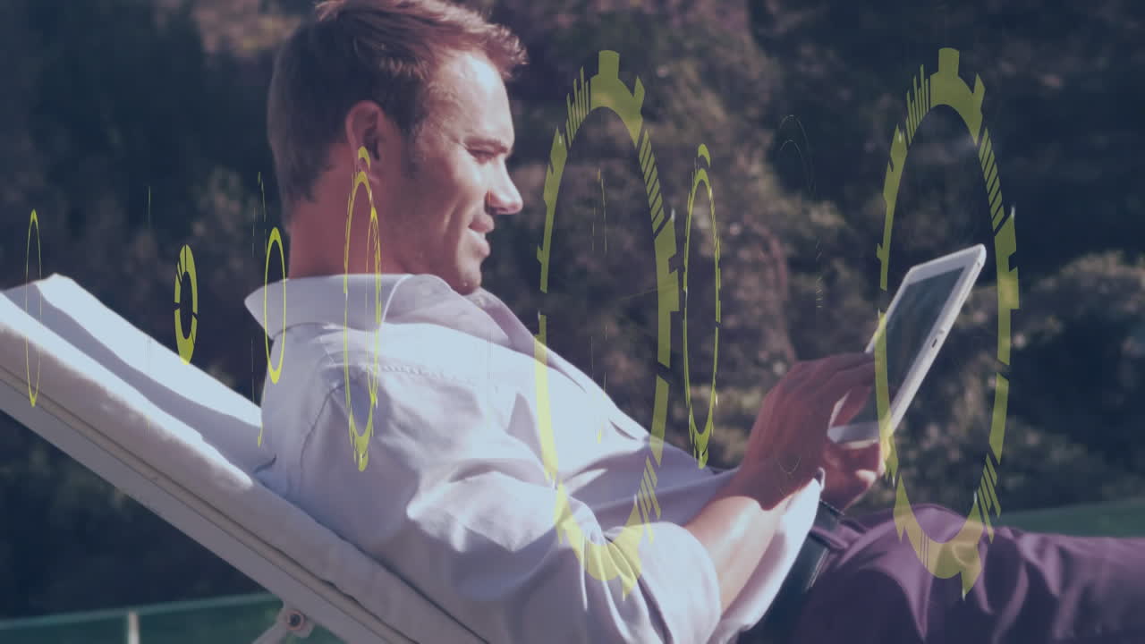 태블릿을 사용하는 사람 위의 데이터 처리 애니메이션