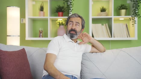 hombre maduro solo en casa triste y deprimido.