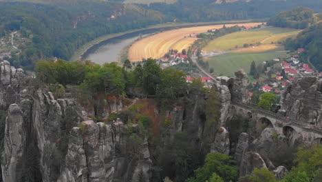 vista aérea del puente bastei de suiza sajona, bad schandau, alemania