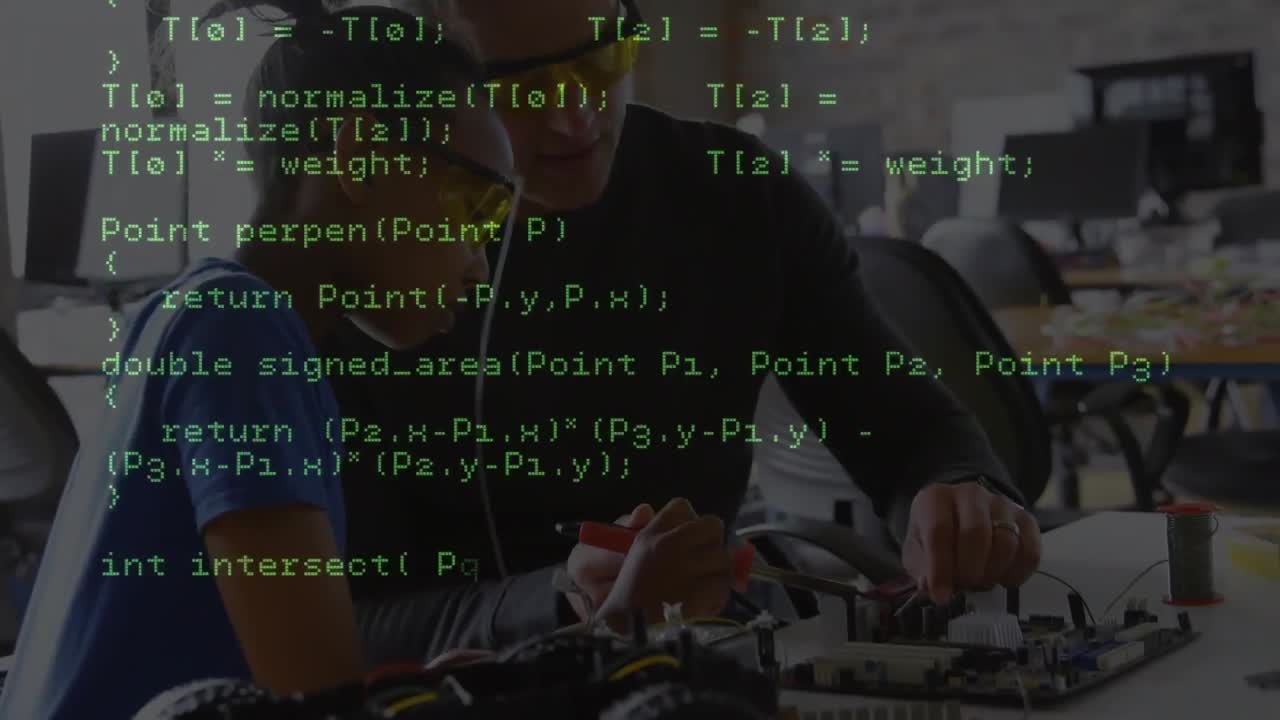 animación del procesamiento de datos sobre diversos ingenieros y ingenieras que trabajan juntos en la fábrica