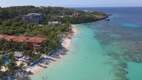 Drone-footage-of-the-beautiful-Roatan-island,-Honduras