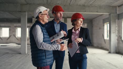 video estático de un grupo de ingenieros y inversores caucásicos en el sitio de construcción.