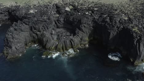 冰島斯卡德斯維克海岸的黑暗火山玄武岩懸崖, 崎<unk>的環境