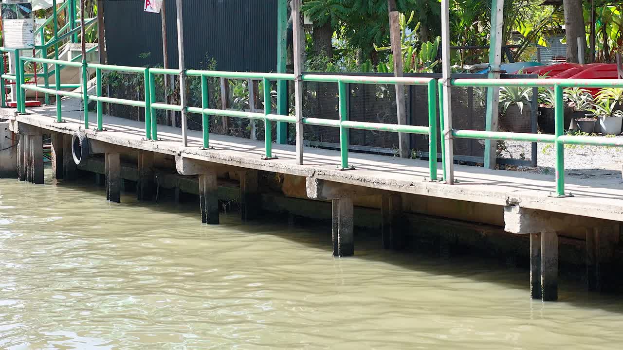 시장 구조물과 초록색으로 운하를 볼 수 있습니다.