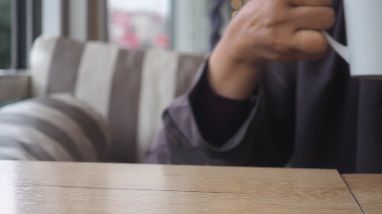 커피를 마시는 사람