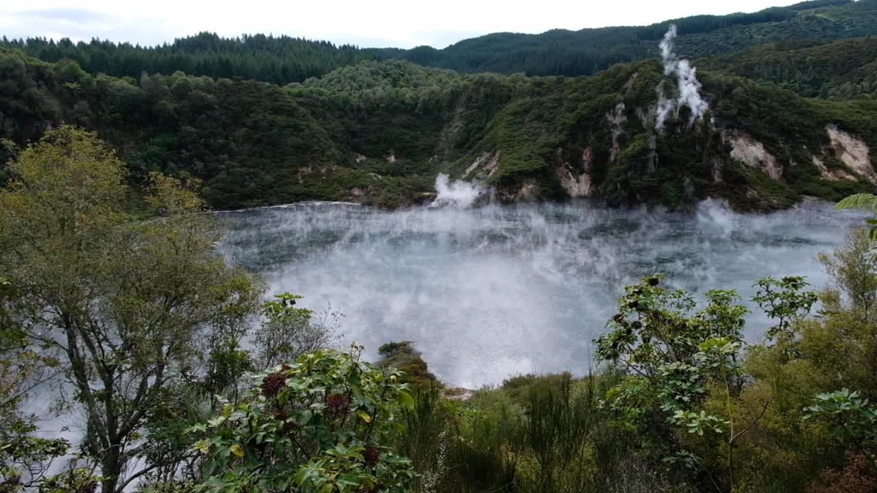 paisaje mágico del lago de sartén frito en el cráter de eco del valle de la grieta volcánica de waimangu, rotorua, nueva zelanda aotearoa