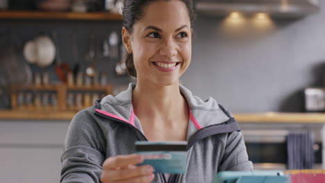 Hermosa-Mujer-De-Raza-Mixta-Comprando-En-Línea-Con-Tarjeta-De-Crédito-Emocionada