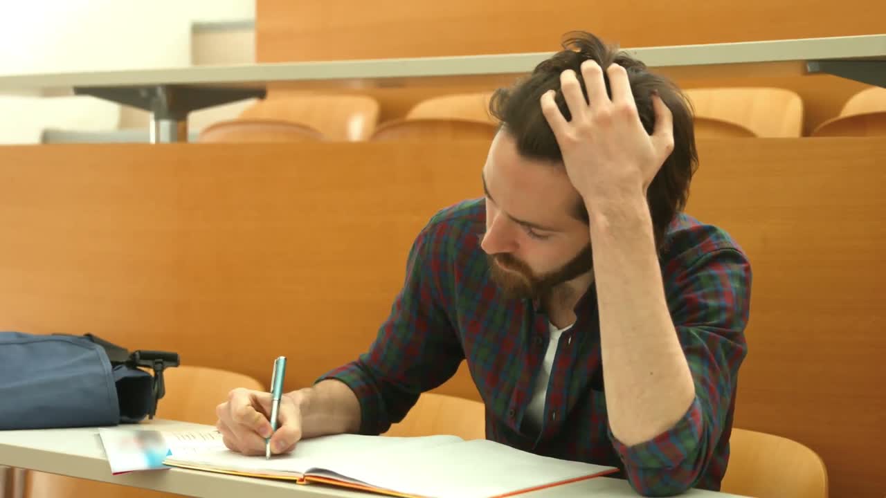 Studente stressato che prende appunti