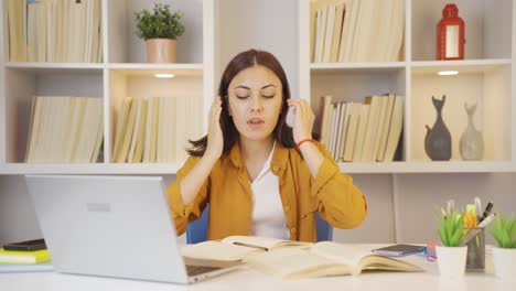 Female-student-annoyed-by-loud-noises.