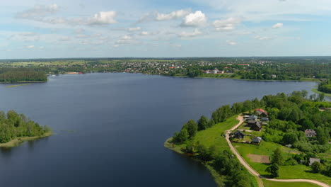 Vista-Aérea-Del-Lago-Zarasaitis,-Ciudad-De-Zarasai,-Lituania