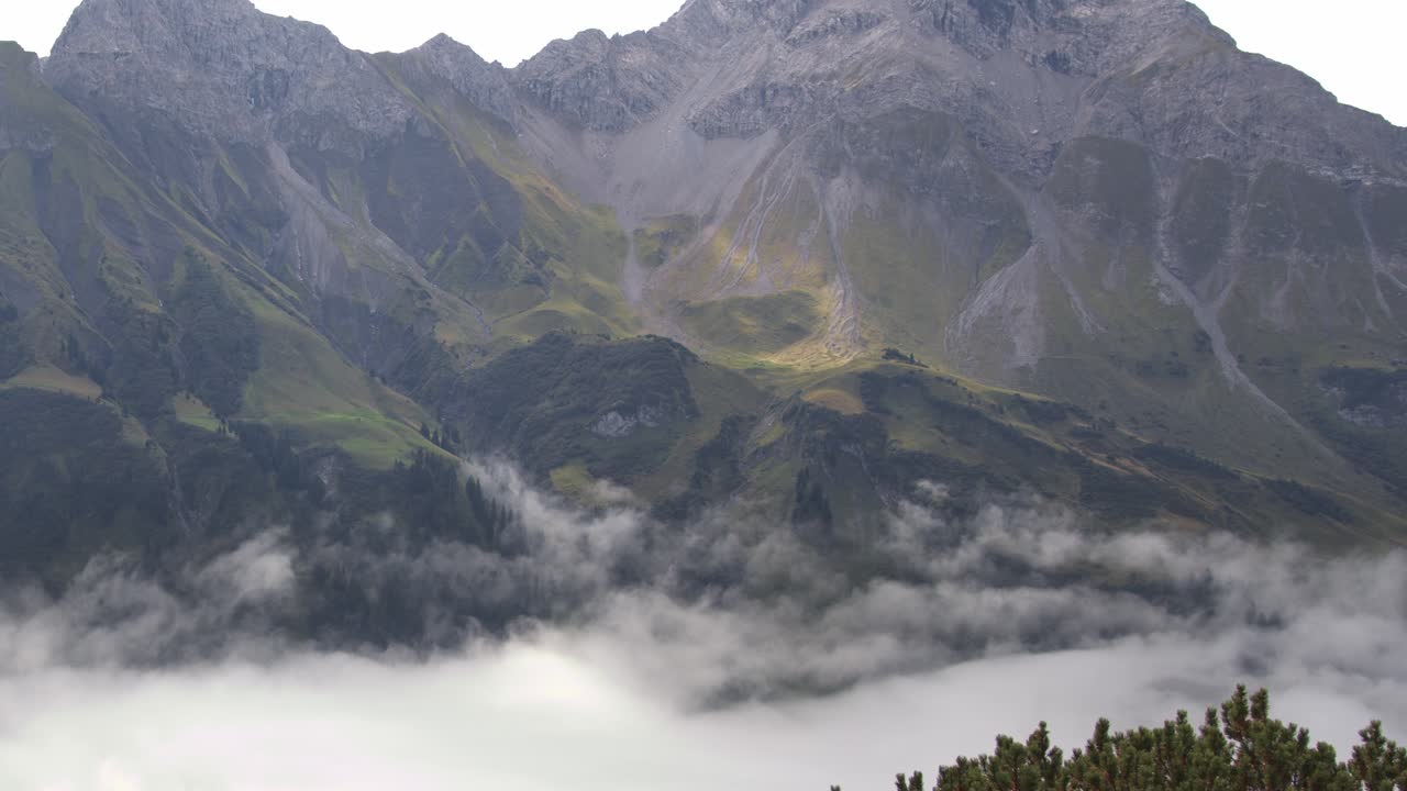 lapso de tiempo de niebla moviéndose a través de las montañas en un valle