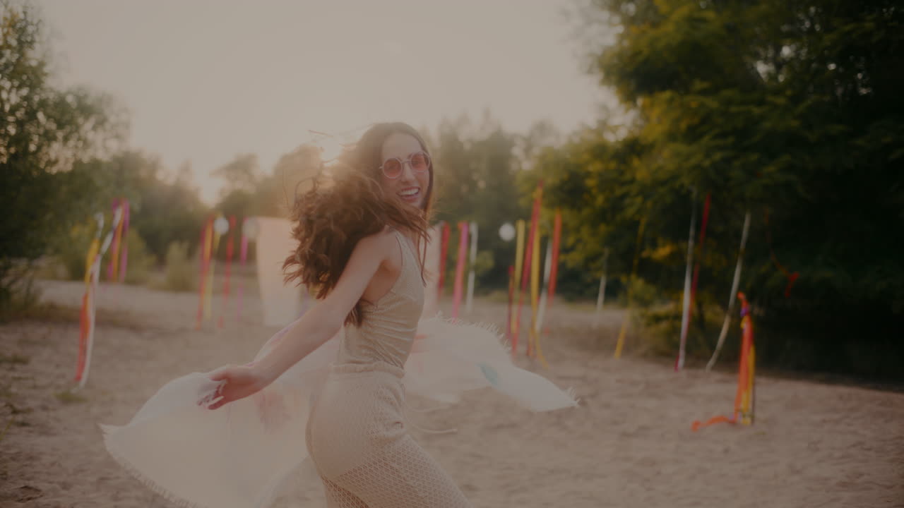 mujer alegre y despreocupada balanceándose en el sarong en la playa