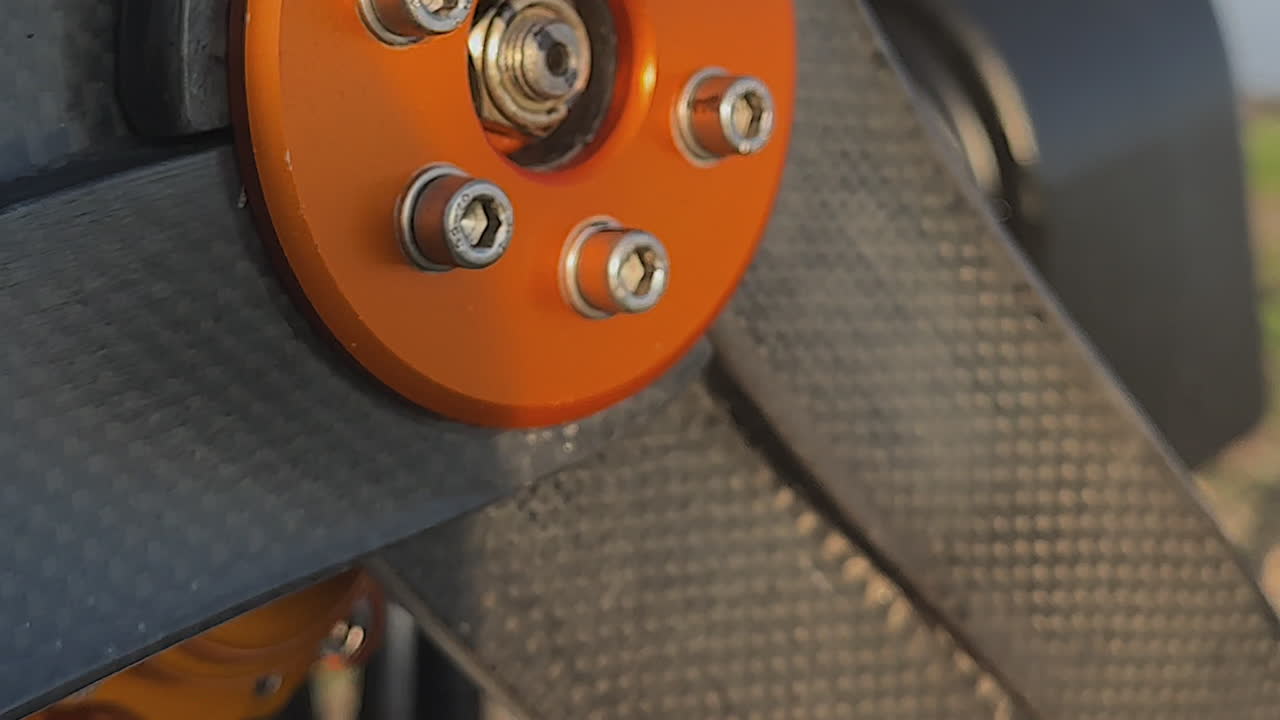 dolly de primer plano disparado a lo largo de la hélice de fibra de carbono del motor paramotor