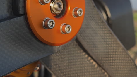 dolly de primer plano disparado a lo largo de la hélice de fibra de carbono del motor paramotor