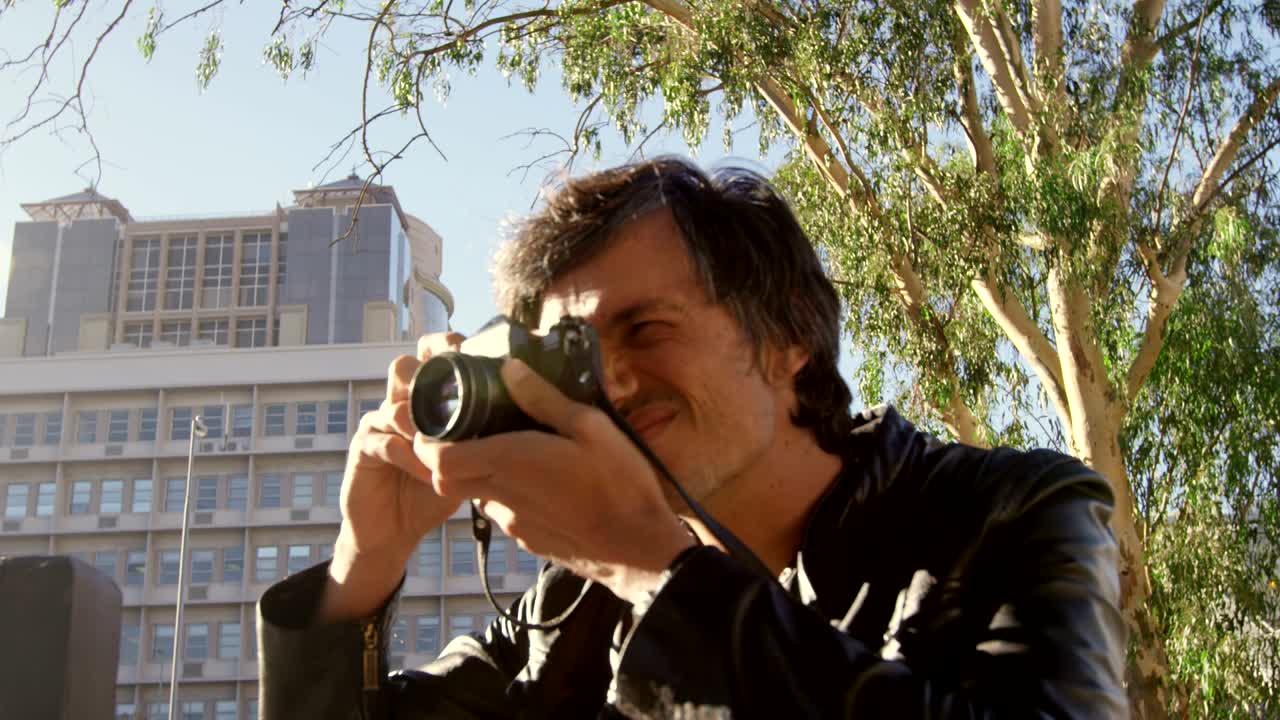 도시 거리에서 사진을 찍는 남성 사진작가 4k