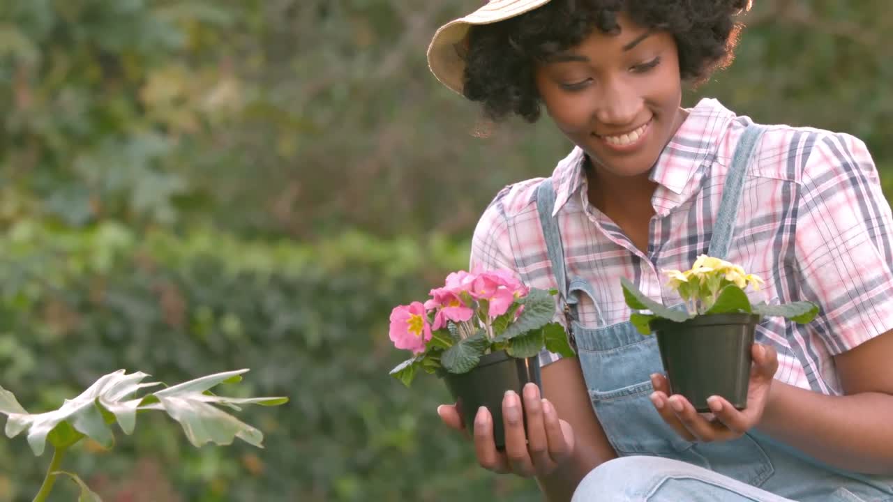 mujer sonriente con macetas de flores