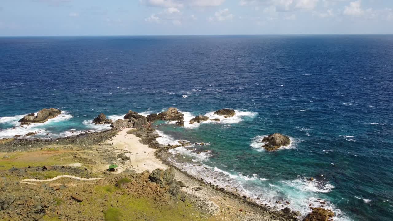 Esplora la splendida costa del Parco Nazionale di Arikok, Aruba, sopra la piscina naturale