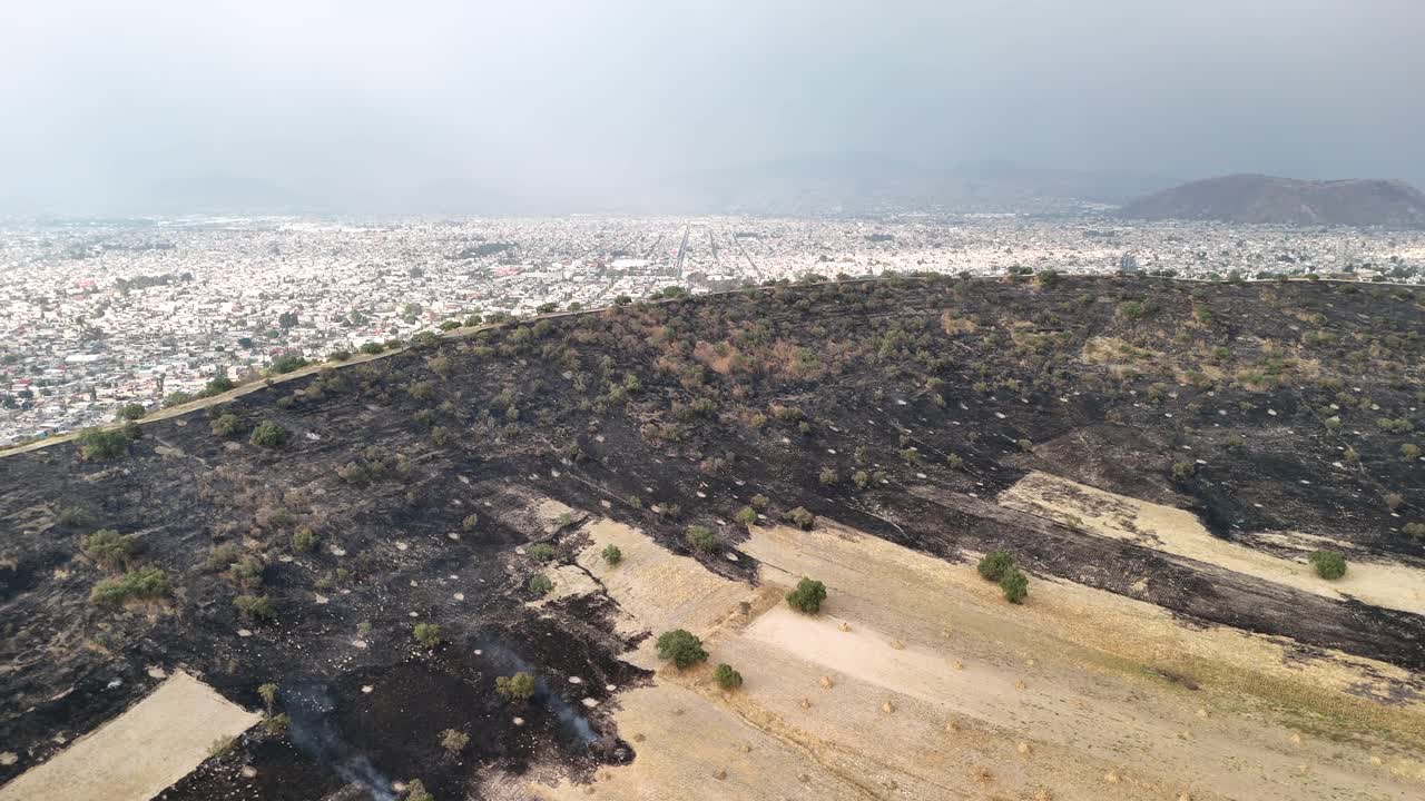 Toma aérea de un fuego en la cima de un volcán cerca de Ciudad de México