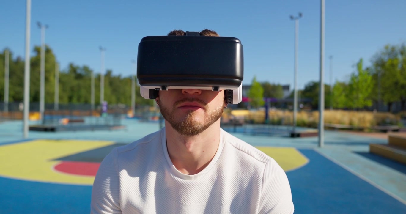 Giovane uomo immerso nella realtà virtuale all'aperto