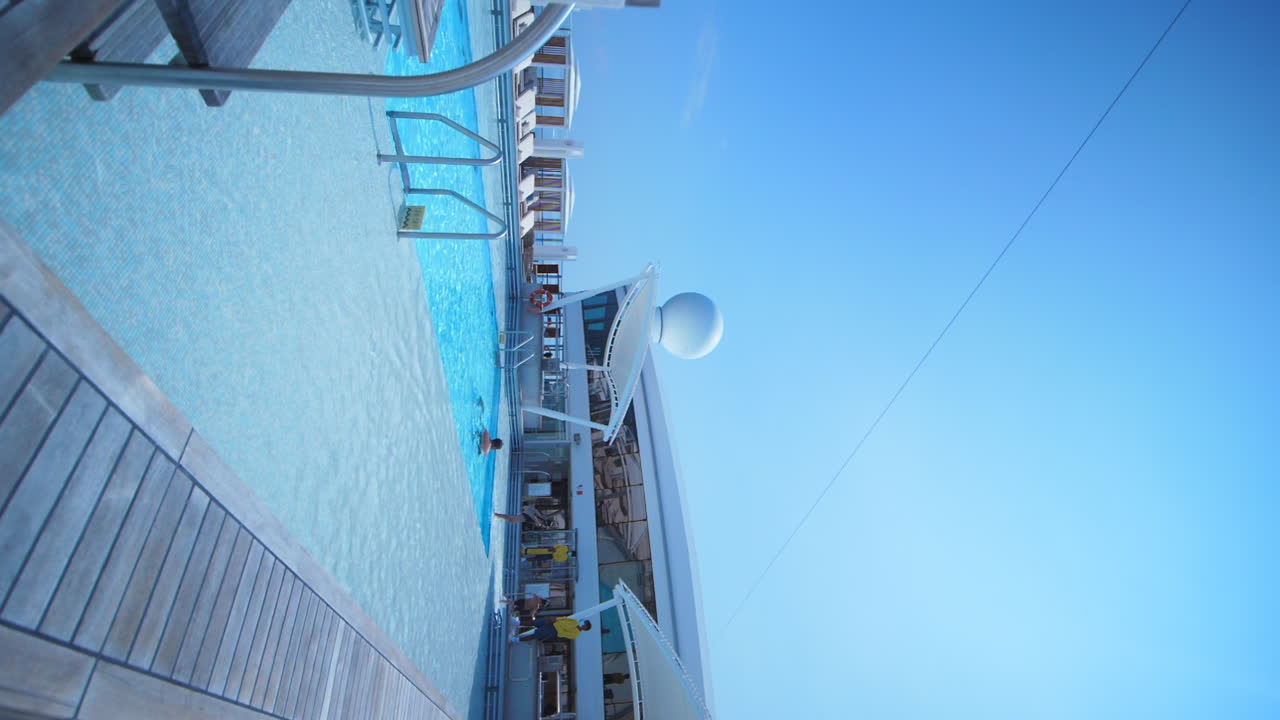 크루즈-1에서 풀 라이드 수영장