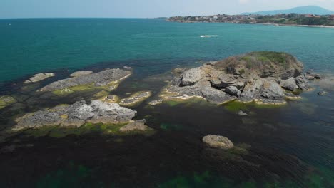 tiro de arco aéreo de grandes acantilados en el mar con vegetación y pájaros-2