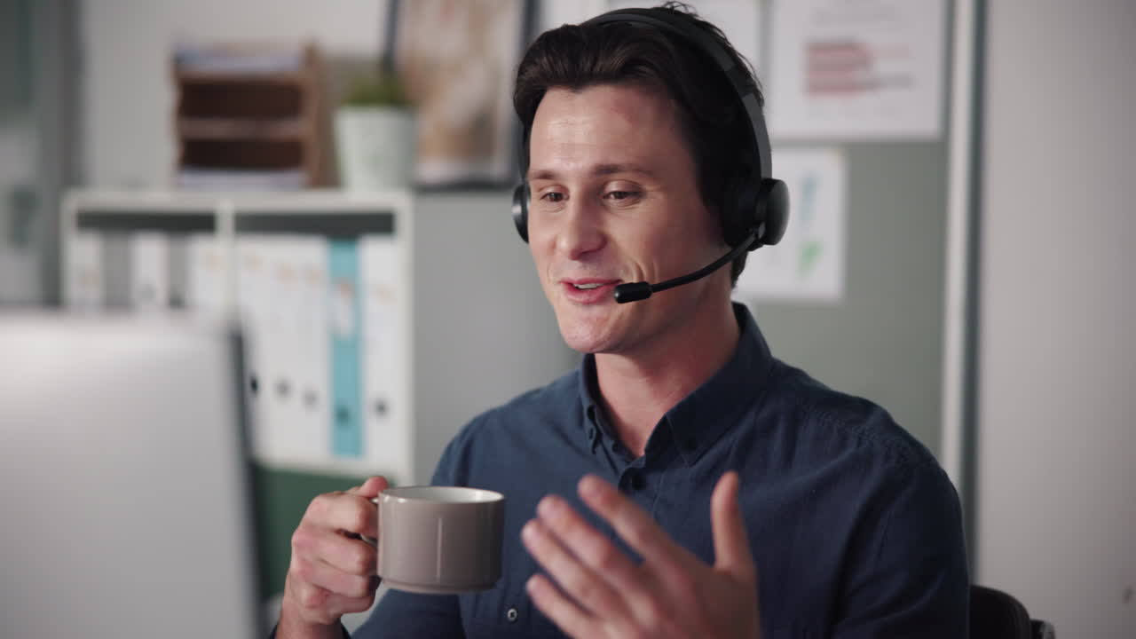 Mand i videoopkald med kaffe